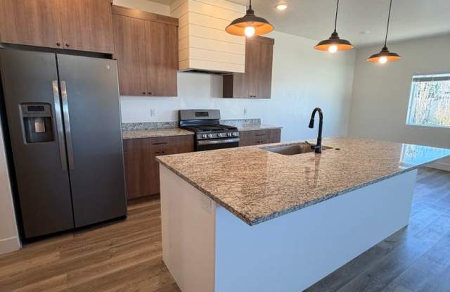Looks Almost Brand New Townhome! Available Now! Gallery 3