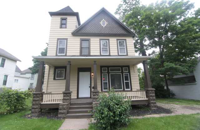 *** Newly Rehabbed Davenport 4BR Home *** - 1323 Gaines Street, Davenport, IA 52804