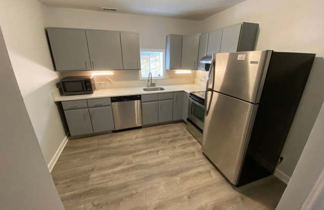 Lovely & Renovated Seton Hill 2bd + den/2ba CAC & W/D! Available 11/1 Gallery 1