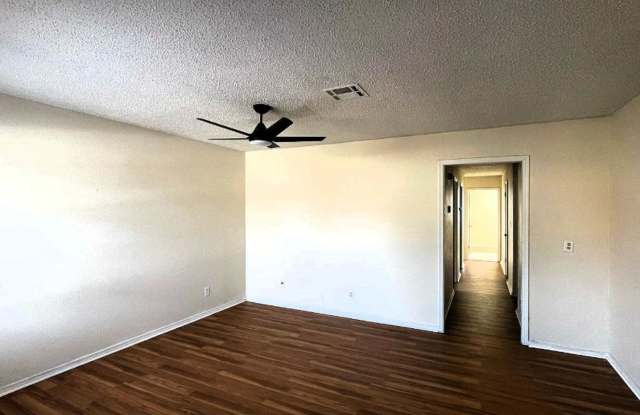 Charming 3-Bed / 2-Bath Duplex in the Heart of Midwest City! Gallery 4