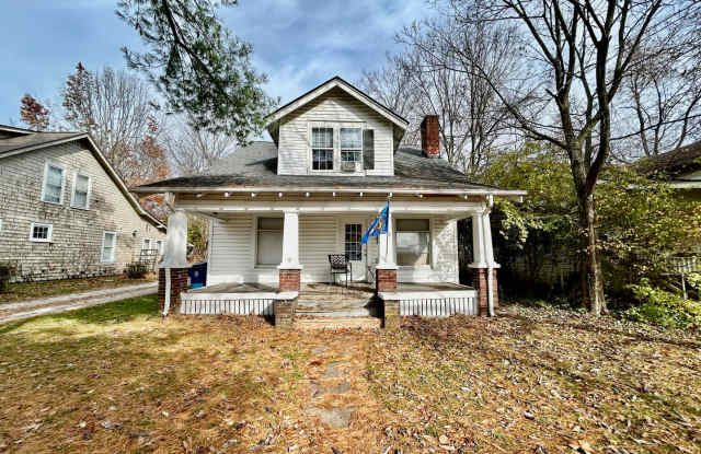 UK STUDENTS — LIVE RIGHT ACROSS FROM KROGER FIELD! - 123 Westwood Drive, Lexington, KY 40503