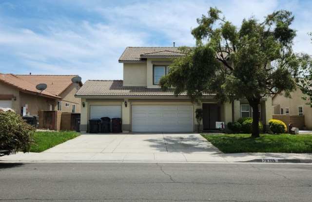 Beautiful fully remodeled home with extra loft! Gallery 1
