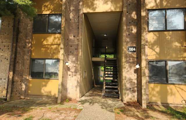 Beautiful 2 bedroom 1 bath 2nd floor condo with dishwasher and laundry hookups! photos photos