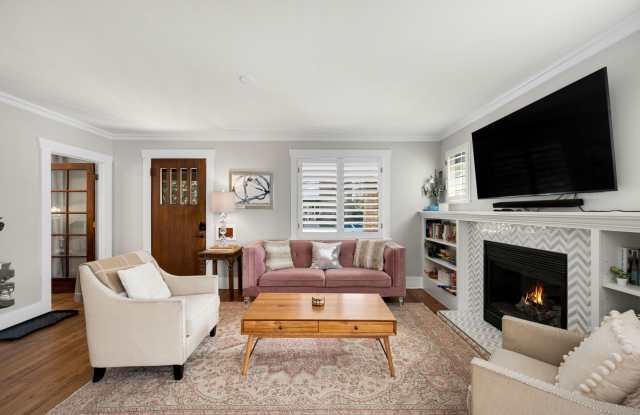 Furnished 3BD, 3BA Bungalow Near South Broadway with 2 Bonus Rooms Gallery 4