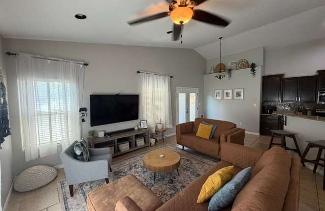 Fully Furnished All Bills Paid 3 Bedroom 2 Bath Home Gallery 4