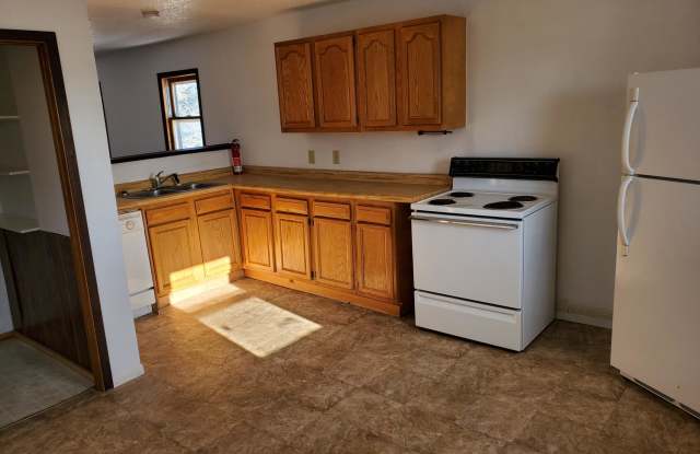 102 2ND ST N - 3 photos photos