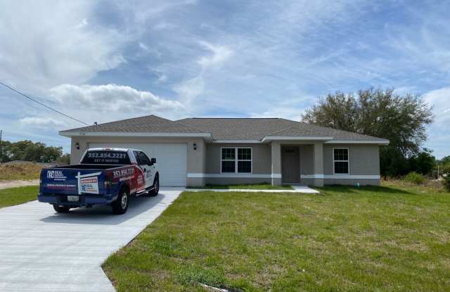 Custom Home - Desirable SE Ocala Neighborhood 3/2/2 **Won't Last** Gallery 1