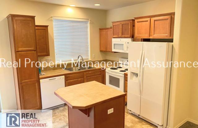 Spacious 3-Bedroom Beaverton Home with Gas Fireplace, Fenced Yard & Garage Gallery 2