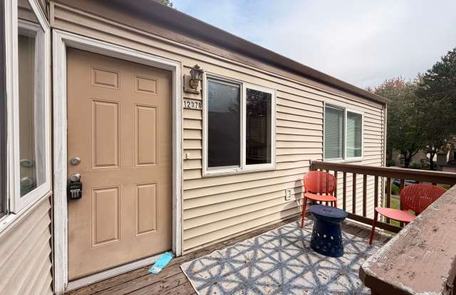 Freshly Painted Upper 2BR with Wood Fireplace and In-Unit Washer/Dryer Gallery 3