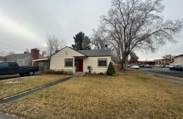 Charming Downtown Redmond Home with Huge Fenced Yard  Garage! photos photos