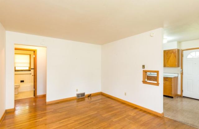 1BR/1BA Duplex in Convenient Location! Hardwood floors, shaded backyard, central AC & heat. Convenience to the ARC, Gerbes, Broadway Shopping Center & Again St. Park! Gallery 3
