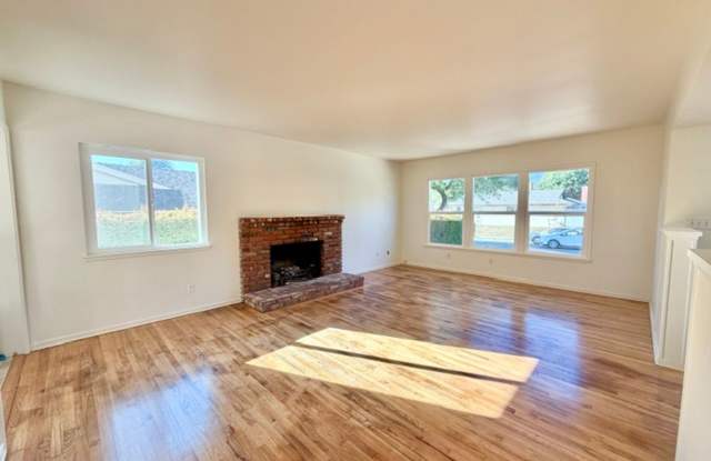 Remodeled 4 bedroom home Gallery 4