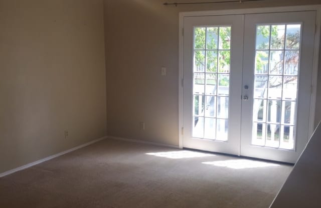 Darling 1 Bed, 1.5 Bath Townhouse with small Fenced Yard! Gallery 3