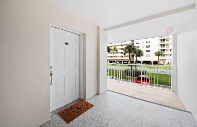 1050 Hillsboro Mile Gallery 2