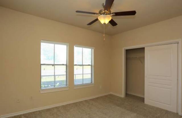 802 N Interstate 35 Frontage Rd Gallery 4