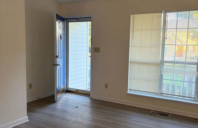 3 BEDROOM RANCH STYLE HOME-2 baths- NEW FLOORING-PET FRIENDLY WITH FEE-ASK AGENT Gallery 4