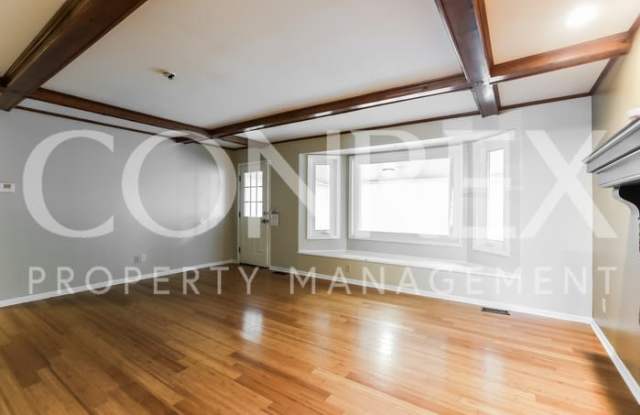 7832 North Michigan Avenue Gallery 4
