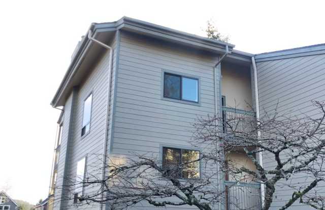 Southern facing! Sunny and Bright condo.... downtown Winslow location - 330 Grow Avenue Northwest, Bainbridge Island, WA 98110
