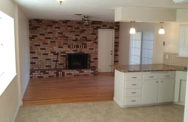3 Bedroom Home for Rent in South Redding CA | Fenced Yard, Garage & Central HVAC Gallery 3