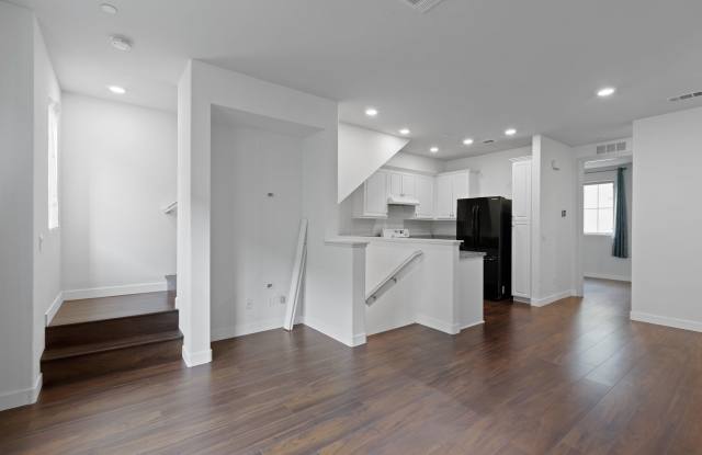 Amazing 3 Bd/ 3 Ba Townhome in Van Nuys! Gallery 1