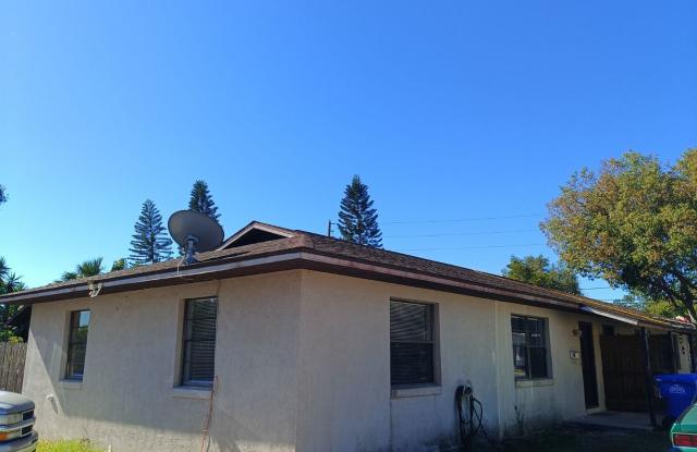 2 bedroom 1 bath - Tavares Duplex Gem - 816 North Saint Clair Abrams Avenue, Tavares, FL 32778