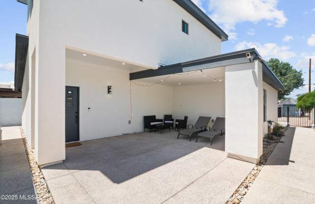 1811 E 10th Street unit: 2 photos photos