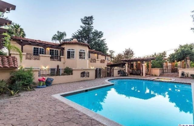 828 S Sunset Canyon Dr - 828 S Sunset Canyon Dr, Burbank, CA 91501