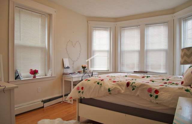 Location ! Excellent 4 Bed Room Availible. photos photos
