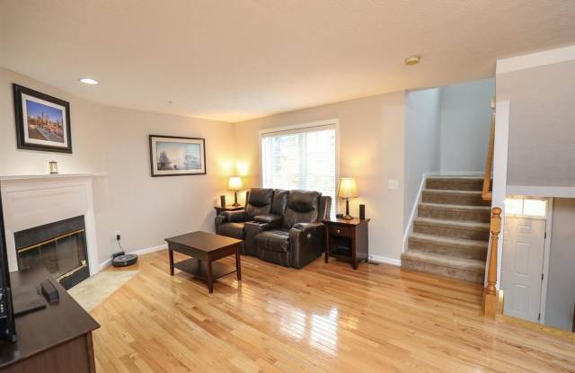Beautifully and well maintained townhouse in desirable Georgetowne Condo Association. Gallery 4