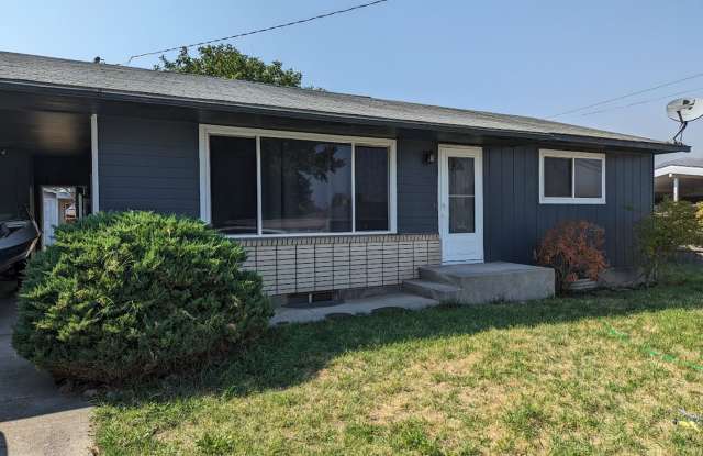 Spacious Clarkston 3 bed/2 Bath Pet-friendly House with Large Fenced Backyard photos photos