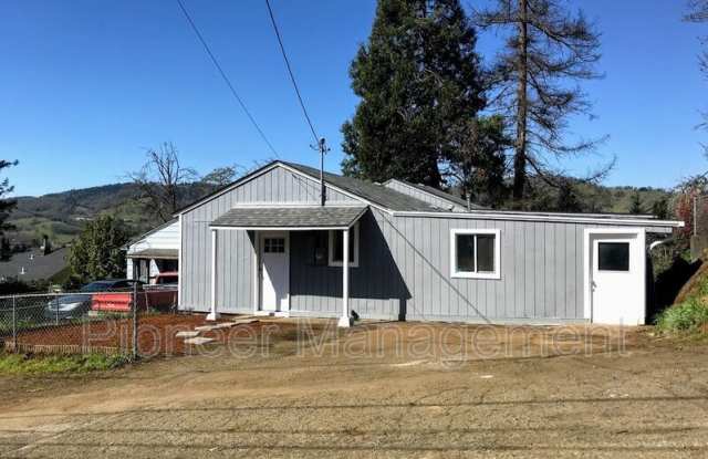 1643 SE Giles St - 1643 Southeast Giles Street, Roseburg, OR 97470