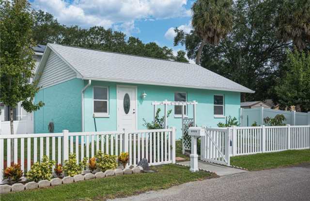 Cozy 3BR, 2BA home next to DeSoto Park photos photos