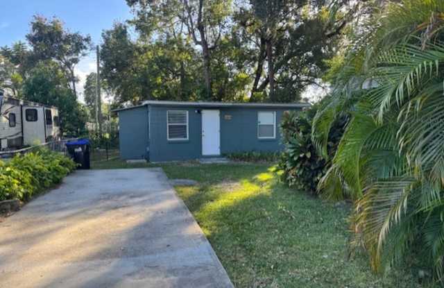 Recently Renovated 1/1 Cozy cottage with water included** photos photos