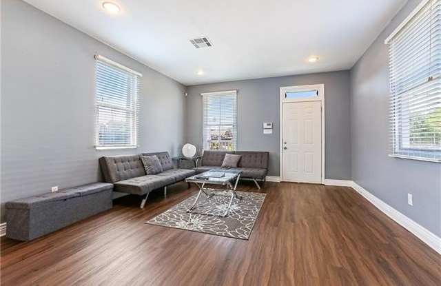 1512 N ROBERTSON Street Gallery 4