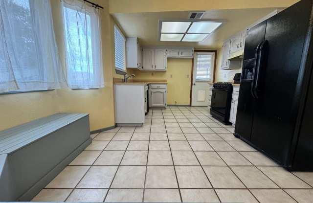 READY NOW! 3 Bedrooms - 2 Bathrooms with Fenced Backyard Gallery 4