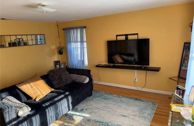 222 Colonial Avenue Gallery 3