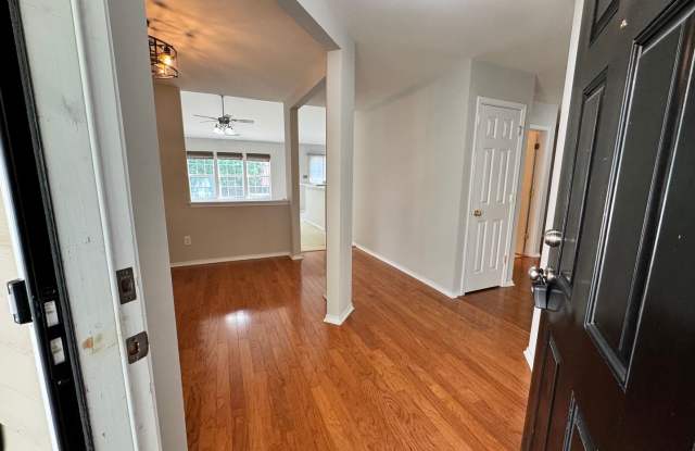 4 Bedroom 2 Bathroom Home in Sumner Place w 2 Car Garage Gallery 4