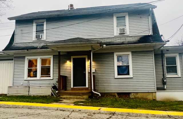 Large House w/ Yard ~ Downtown ~ 5 Bedroom ~ Available 5/20/25 - 300 Glendon Street, Morgantown, WV 26505