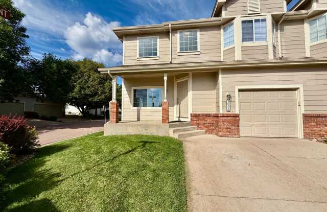 Beautiful 2 Bedroom Townhome- Minutes from Fort Carson photos photos