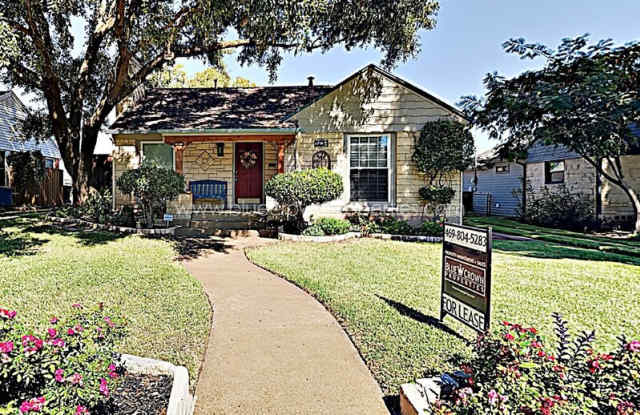 2137 Barberry Dr - 2137 Barberry Drive, Dallas, TX 75211