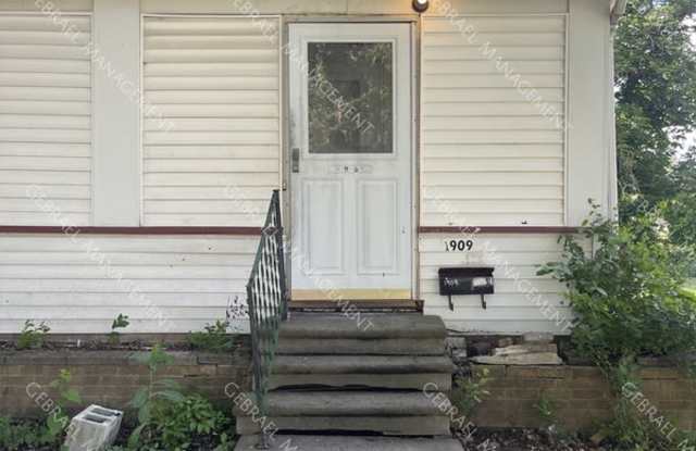 1911 Lincoln Ave - 1911 Lincoln Avenue, Saginaw, MI 48601