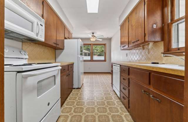 610 E Elaine Gallery 3
