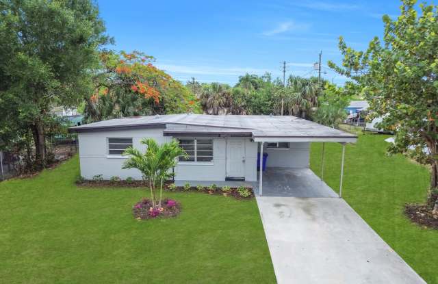FIRST MONTH'S RENT FREE! 4/2 HOME NEAR DOWNTOWN FT. MYERS! HUGE YARD! photos photos