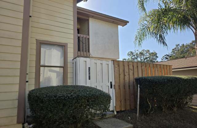 1301 W DEFENDER Court W unit: 1301 - 1301 West Defender Court, Jacksonville, FL 32233