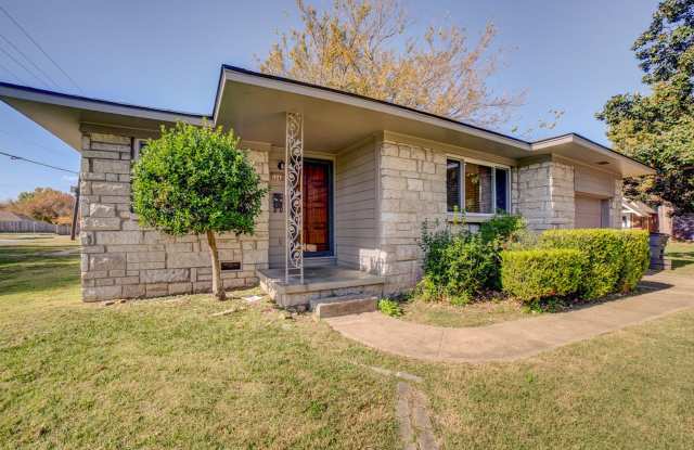 Beautiful 2BD/1BA next to River Parks Gallery 1