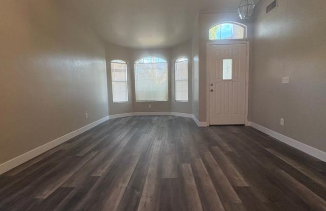 AVAILABLE NOW IN FANTASTIC CHANDLER LOCATION IN SILVERTON RANCH!!! Gallery 4