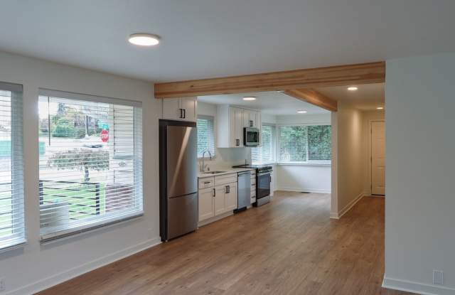 Newly Remodeled 6-Bedroom Home with Two Full Kitchens! Gallery 3