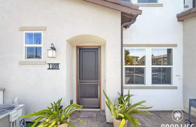 Bright 3BD/2.5BA Townhouse in Vista with Community Pool, In-Unit Laundry & 2-Car Garage photos photos