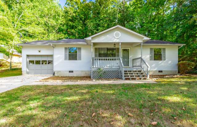 2 Bedroom Home in East Brainerd with Screened Porch & Garage Gallery 1