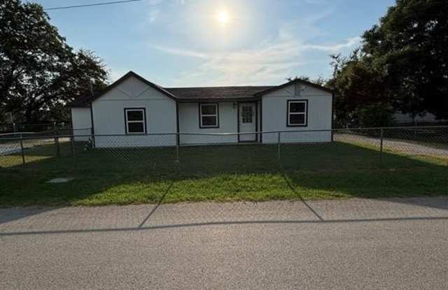 903 1st Street - 903 1st Street, Bridgeport, TX 76426